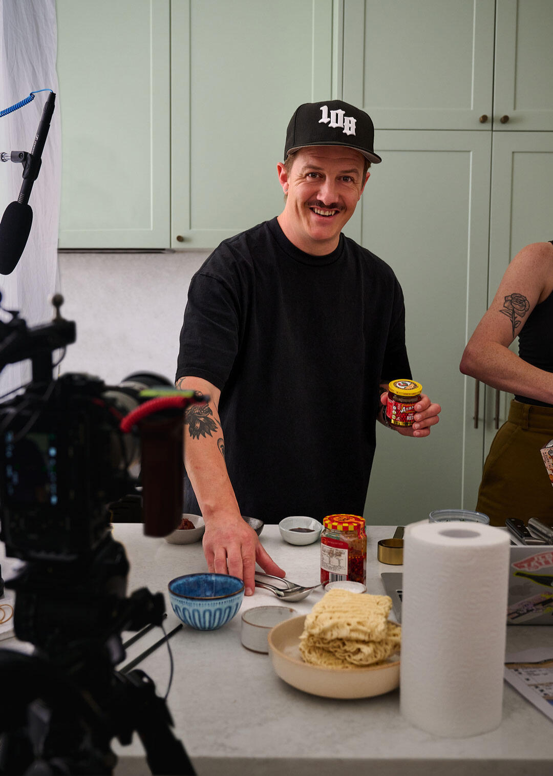 Stöss cooking on camera for food content